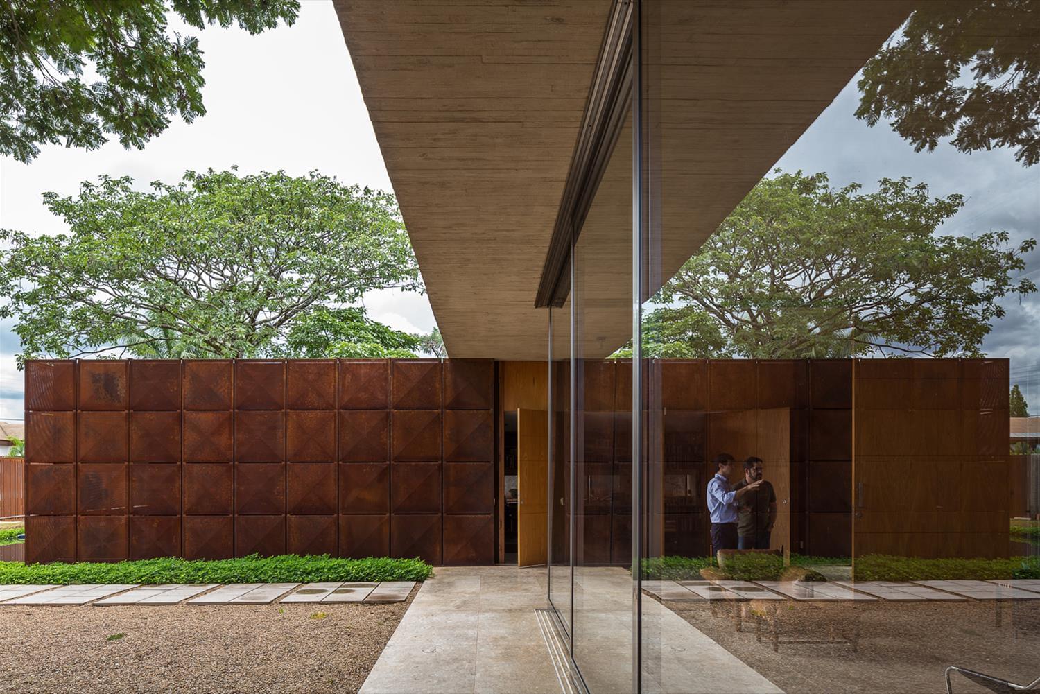 巴西 DF Casa BLM · 图书馆核心的节能可持续住宅设计-20