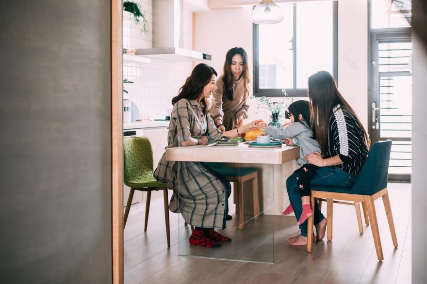 绿意盎然的家 | DIY 植物、纸飞机天花板、中岛厨房-16