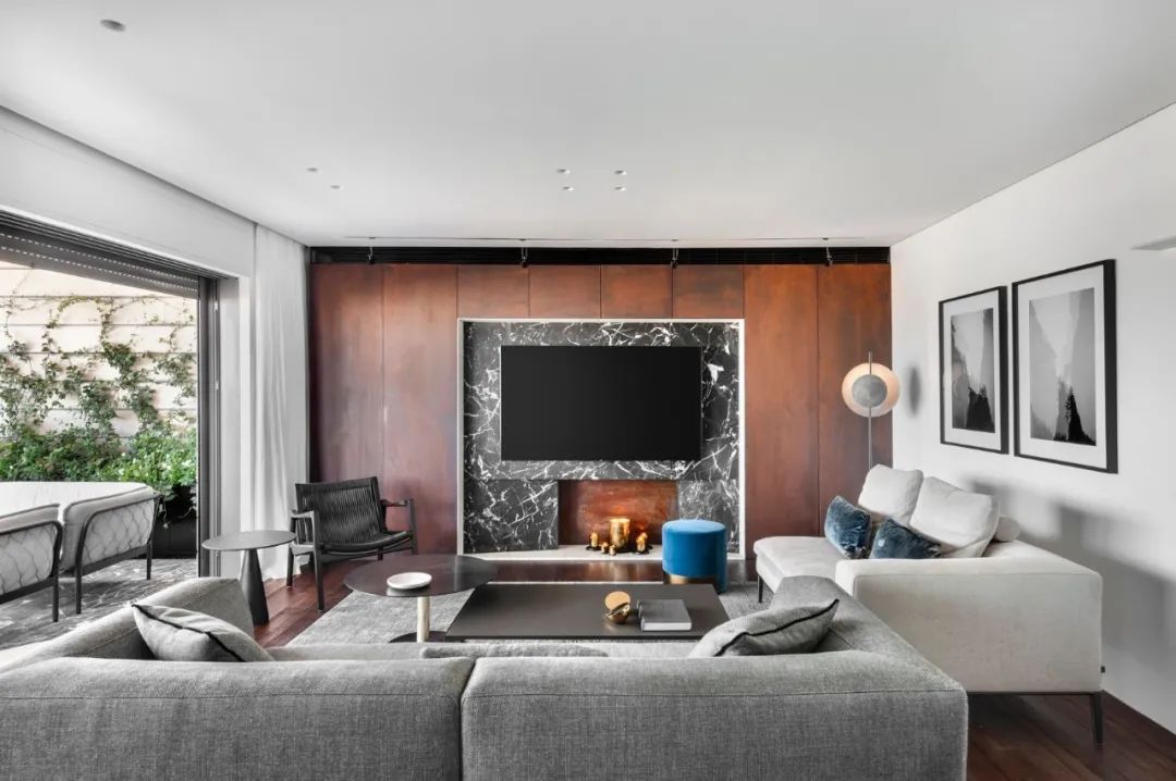 Aviram Kushmirski 打造轻奢风空间，黑白色调与实木地板的完美搭配-71