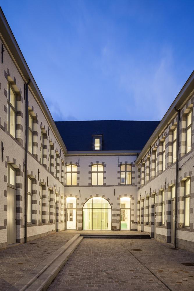 比利时十八世纪连栋住宅的现代翻新-29