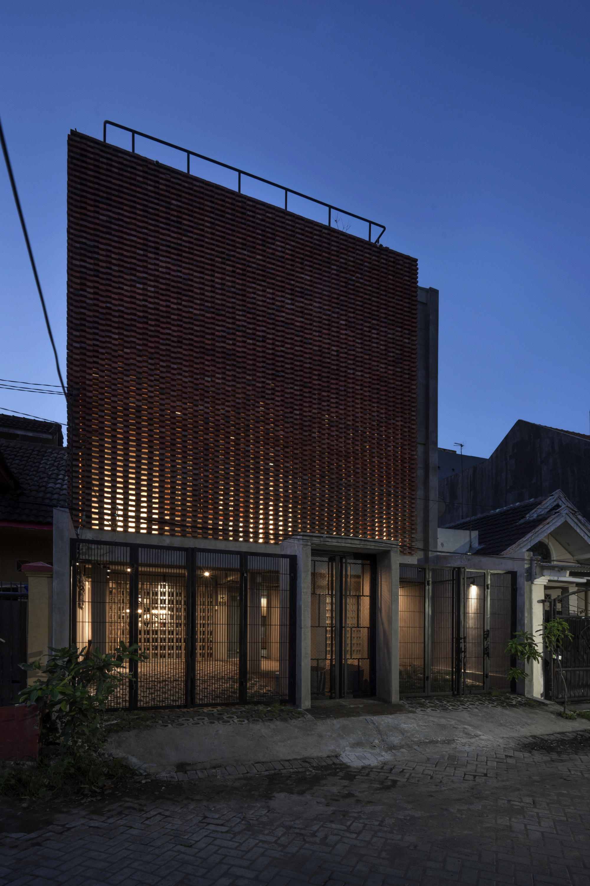 Permeable Junction Boarding House / Andyrahman Architect-32