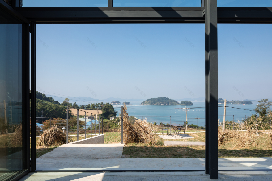 融入自然的简约咖啡馆-78