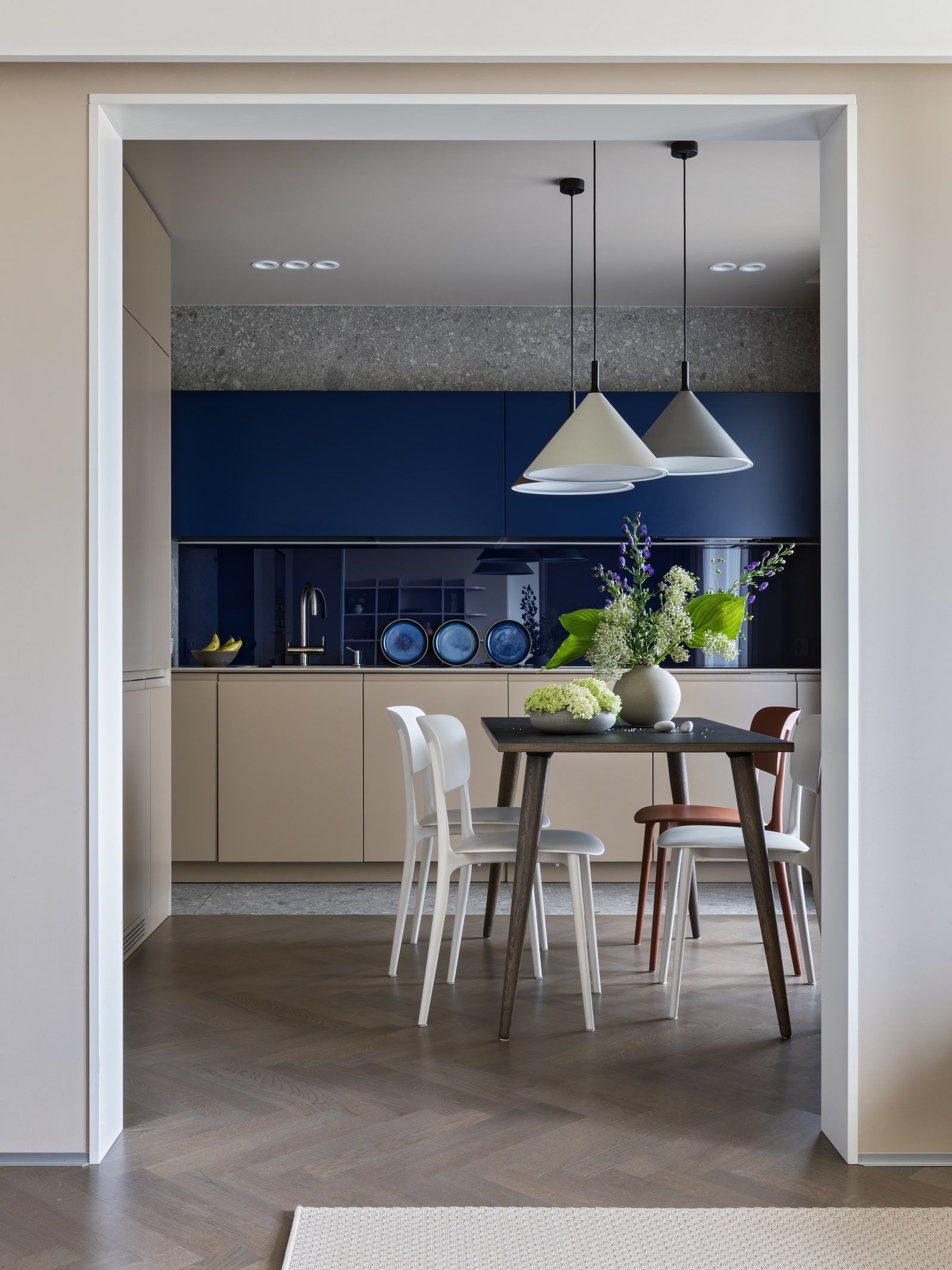 明快蓝色调,打造温馨宜居的现代公寓-2