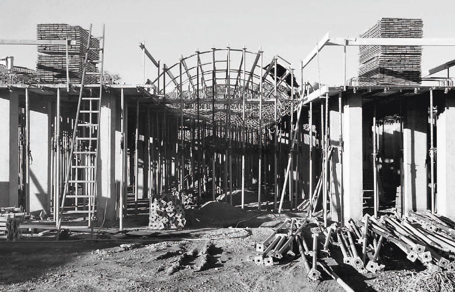 地缘酒庄 | 融入土地的工业风酒窖设计-24