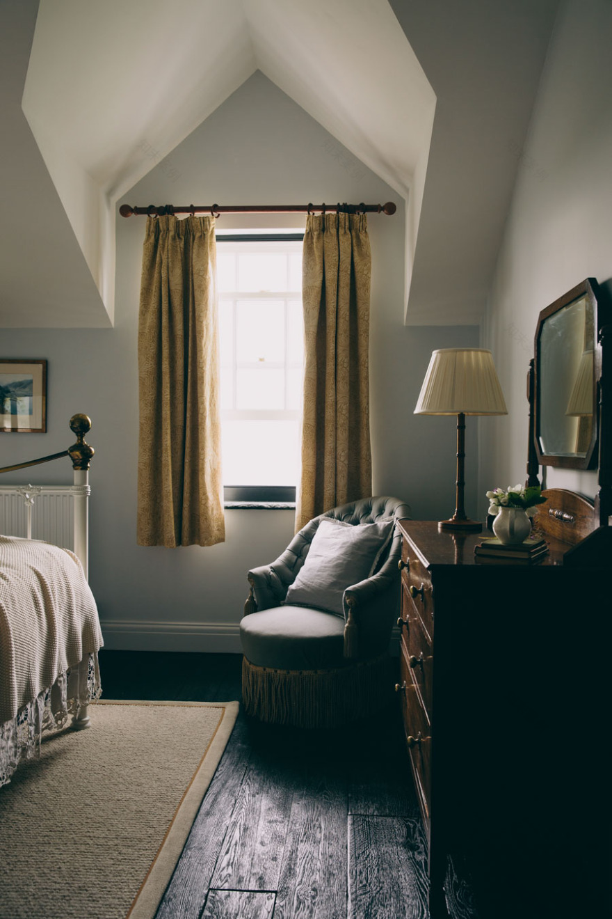 A COUNTRY HOME WITH A VIEW OF THE LAKES - PART II - Lobster and Swan-3