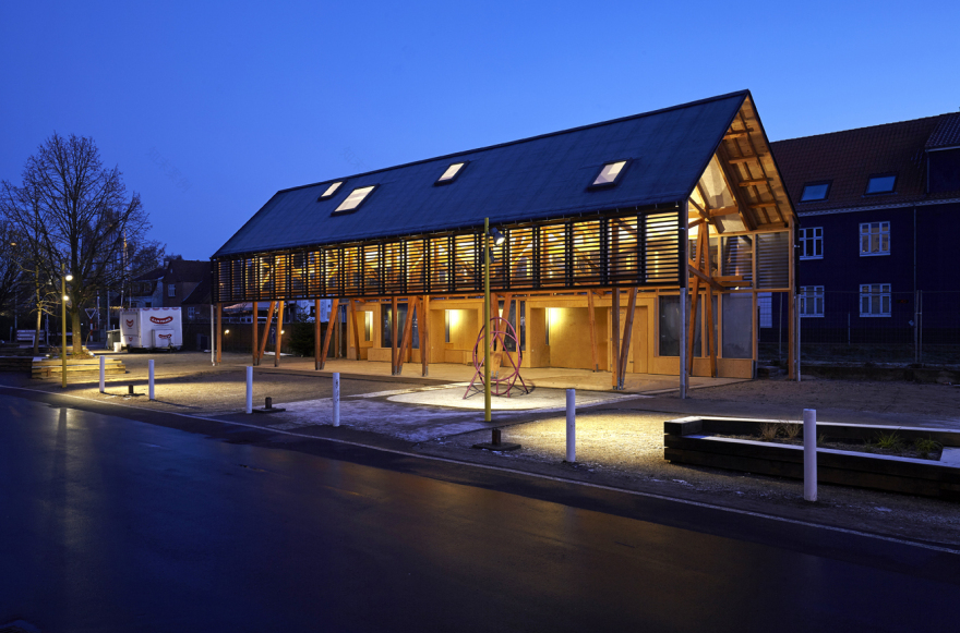 丹麦小镇的红色木质市场-51