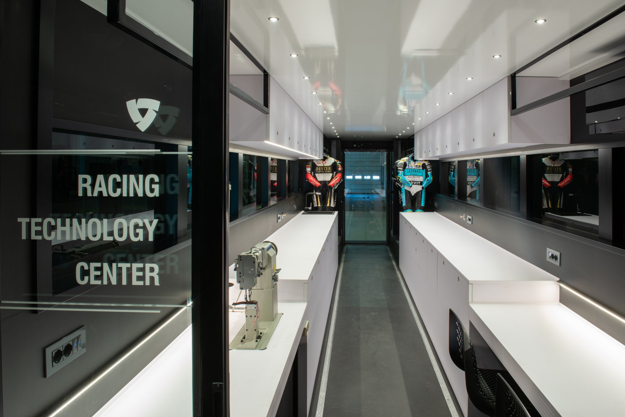 REV'IT! 赛车技术中心丨Martijn Frank Dirks-13