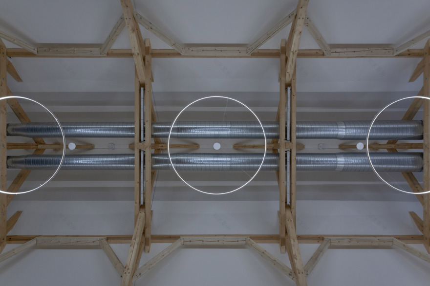 捷克 Píšť信息文化中心 · 白色几何建筑的公共空间创新-34