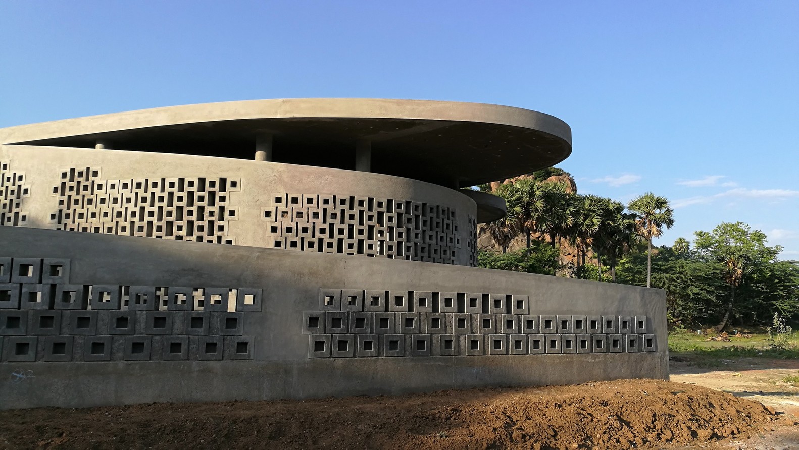 印度低成本社区中心,混凝土螺旋墙展现独特魅力-12