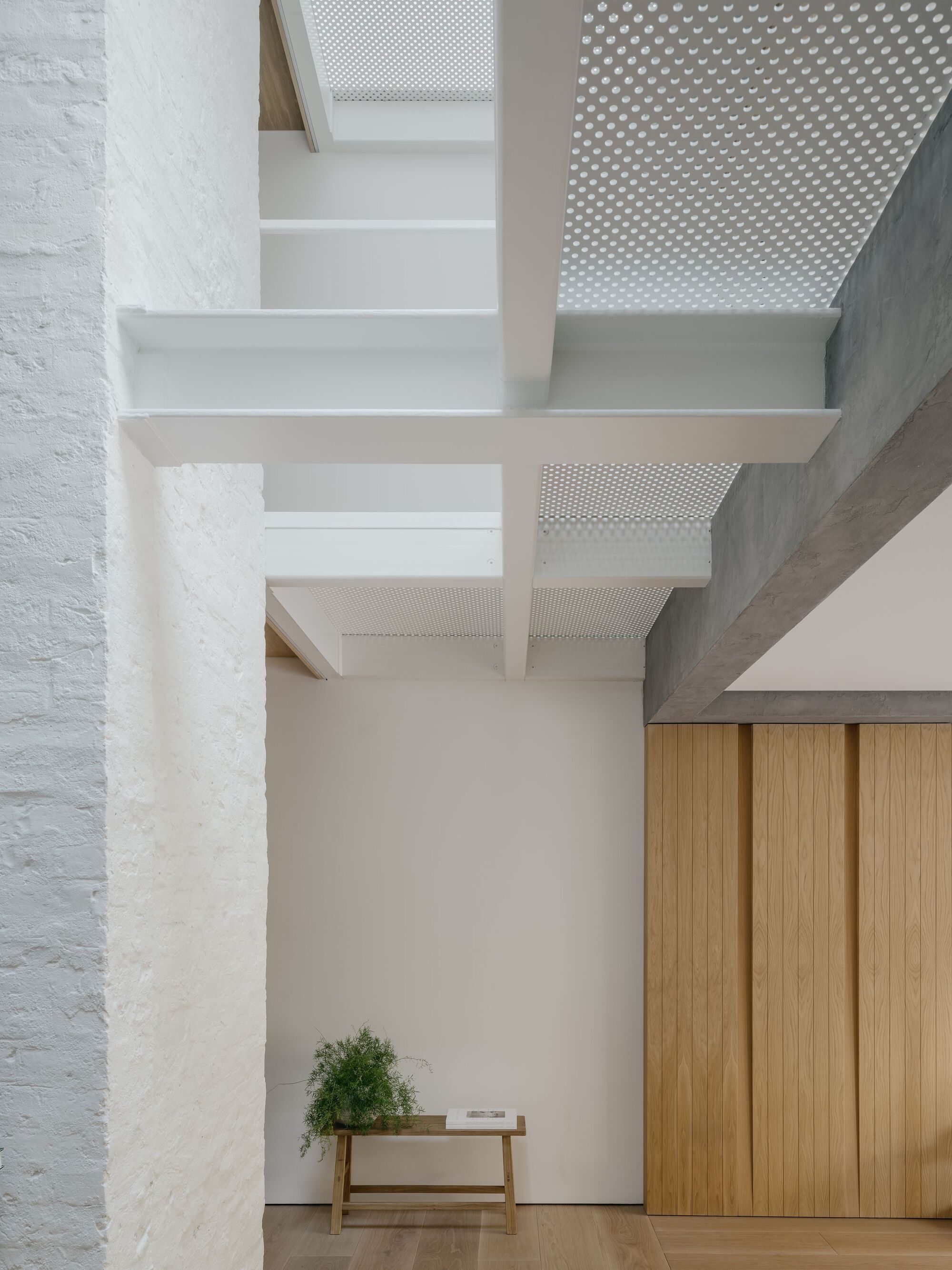 光隙间洒下光影的家庭住宅（注：komorebi是日语外来词，指从树叶缝隙间洒下的阳光） 丨英国伦敦丨ConForm Architects-48