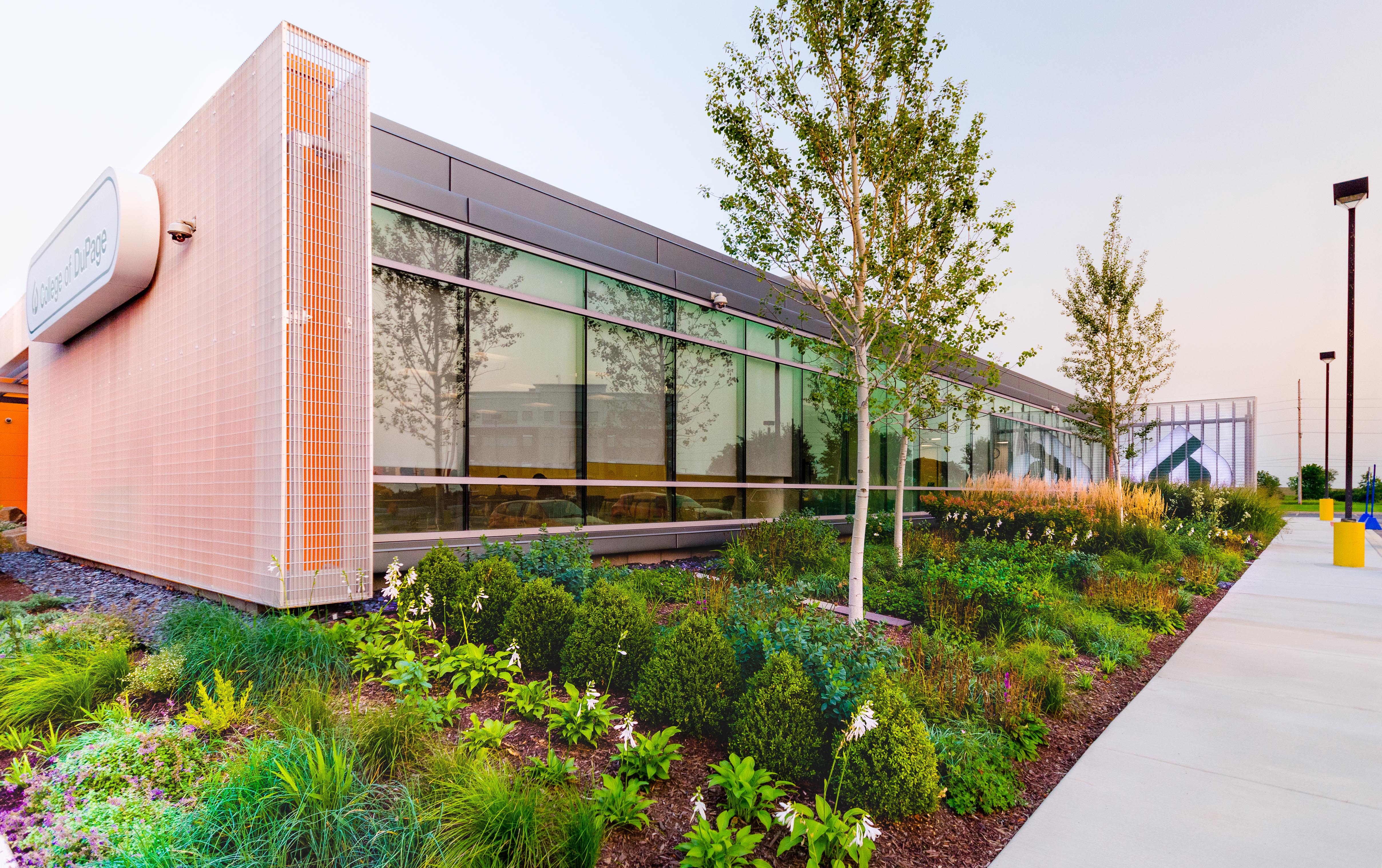 色彩活力，环保节能，打造社区标志—— College of DuPage Naperville Regional Center 翻新设计-26