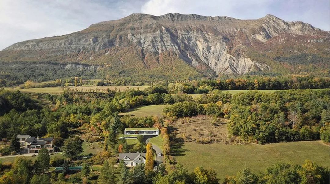 动感百褶屋，阿尔卑斯山下的优雅隐逸空间-0