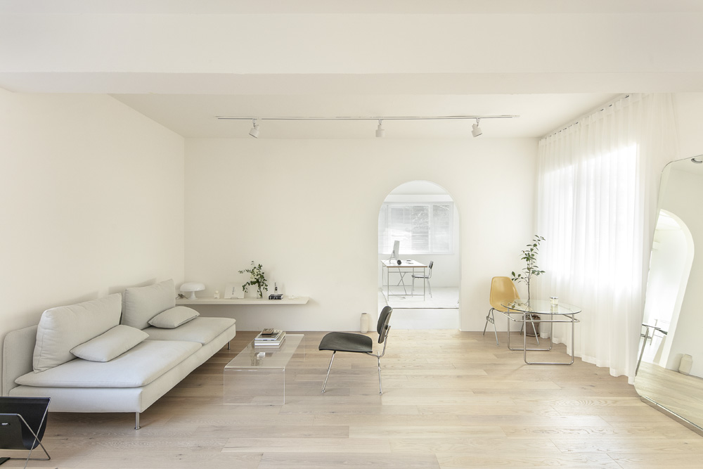 "白色与木色的高级 27 平米工作室"-12