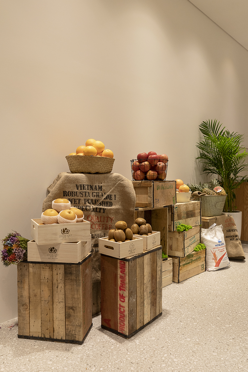 15 平水果店，极简白色与木色营造温馨氛围-10