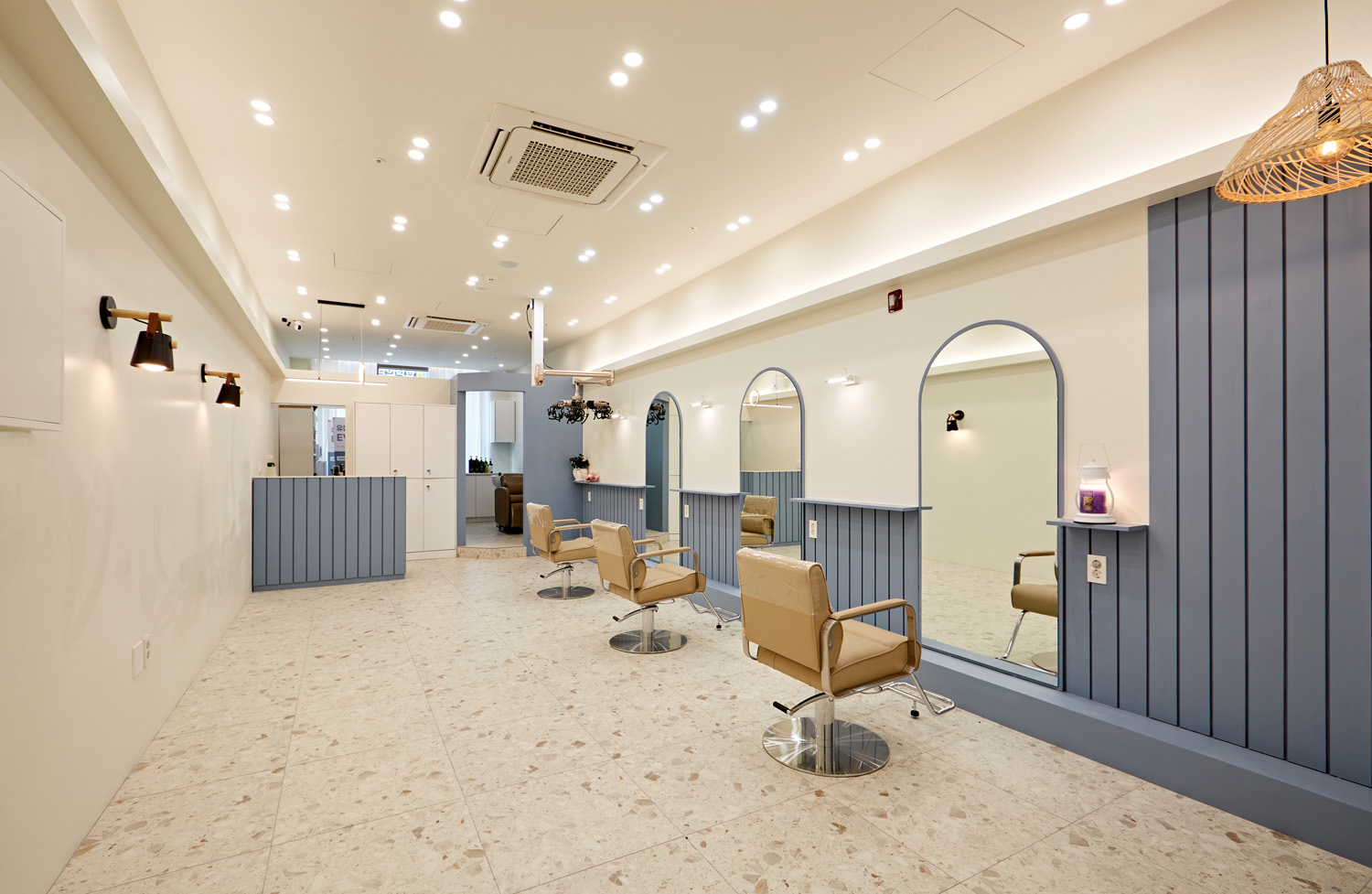 蓝色点缀的白色美容院设计-2