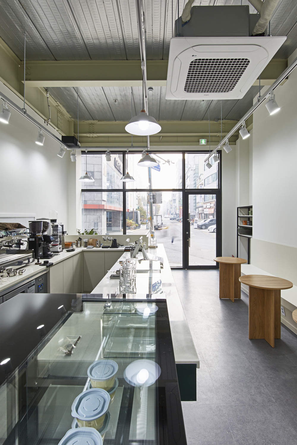 色彩点睛的 14 平米咖啡厅，打造温馨小空间-7