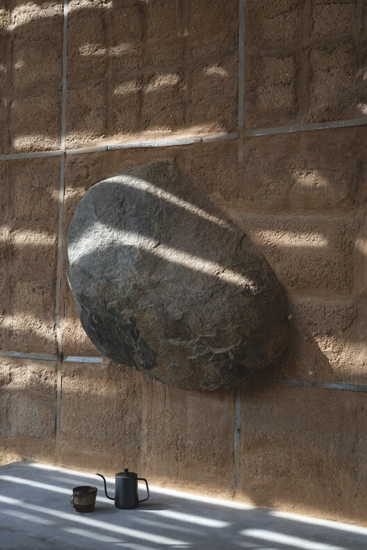 隐于印度荒野的生态友好石墙别墅丨Mitti-32