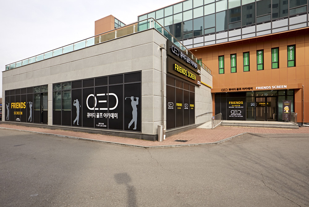 QED 高尔夫练习场 | 极简设计的 125 平米空间-3