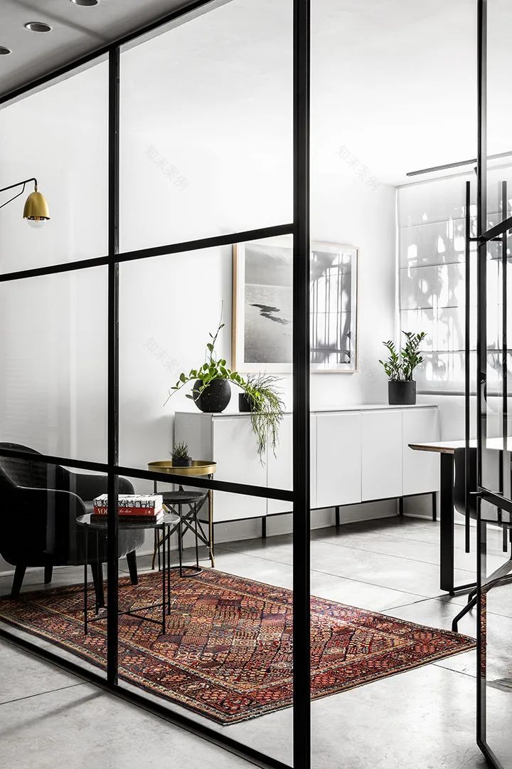 特拉维夫公寓改造,Qumra Capital 办公室的黑白极简魅力-21