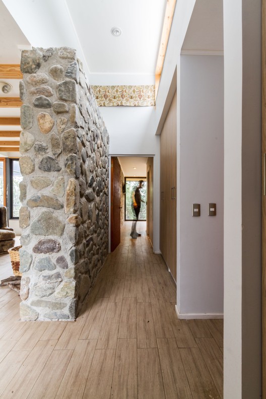 智利奥尔穆埃森林中的悬浮家庭住宅-46