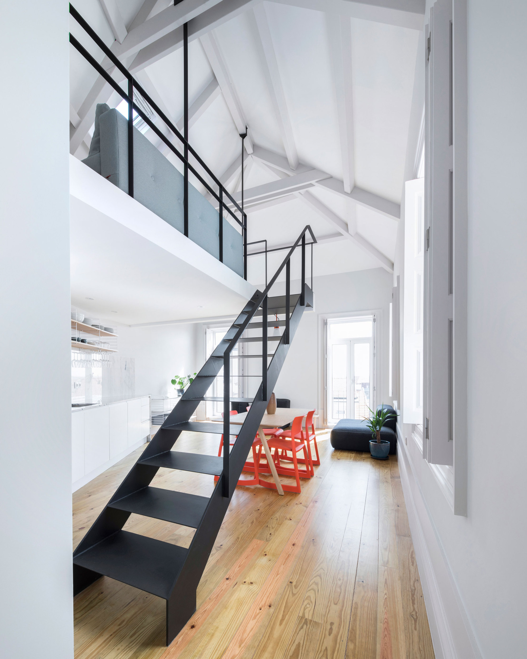 历史中心 19 世纪联排别墅改造,黑白对比展现现代魅力-5