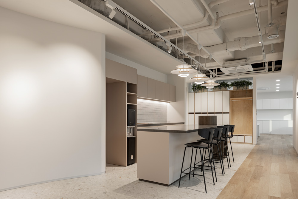 白色与木质的优雅融合 | 53 度商务办公室设计-5