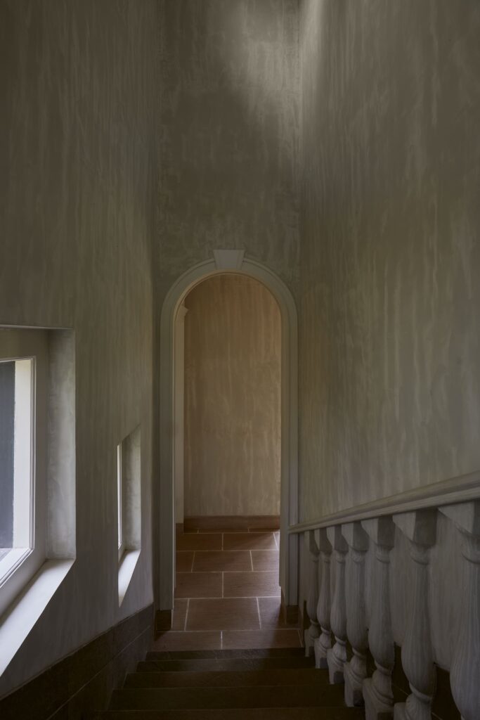 鸡蛋花庄园
注:Frangipani常见指鸡蛋花 ,Estate有庄园、地产等意思,结合语境这里翻译为鸡蛋花庄园较为合适 丨FADD Studio-44