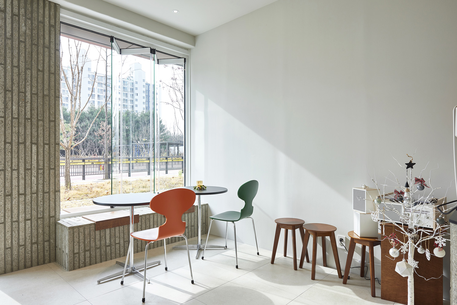 白色极简设计的 12 平小户型咖啡厅-9