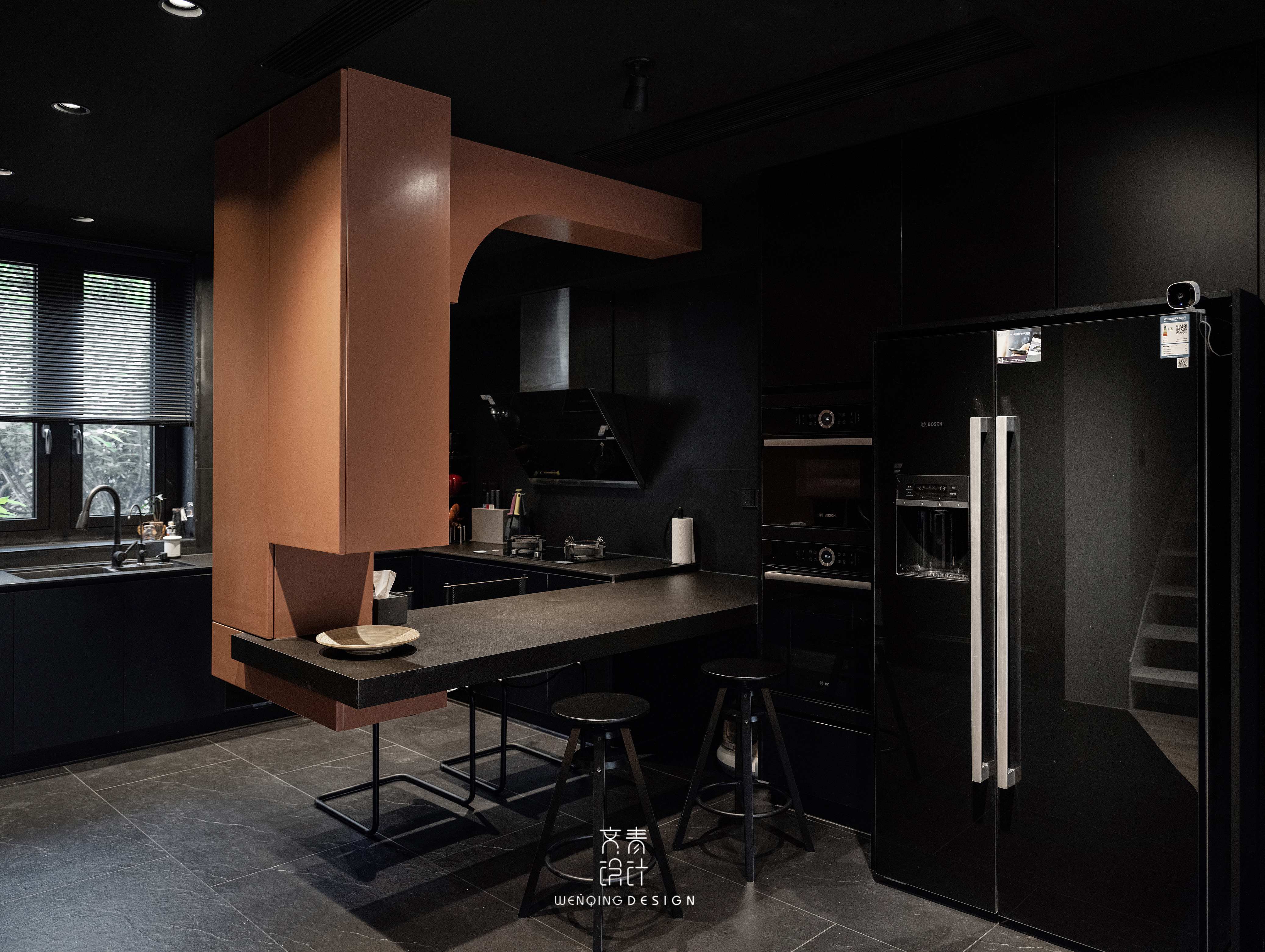 极简主义下的多彩地下室设计-17