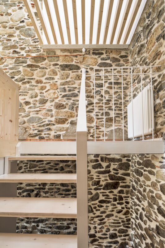 西班牙传统材料与现代结构共生之家-13