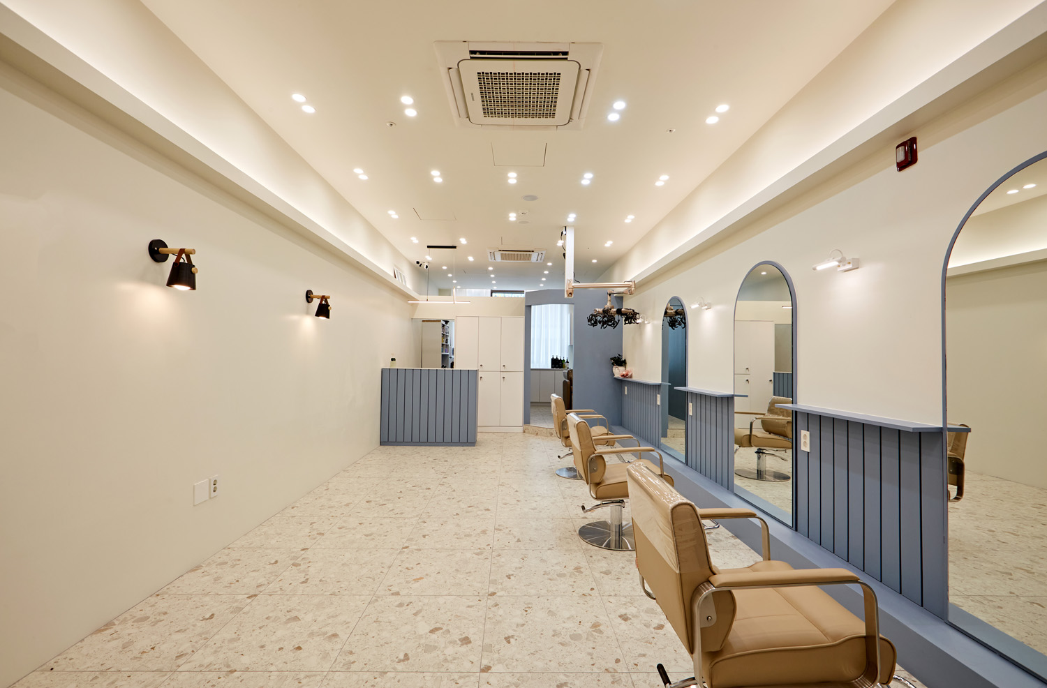 蓝色点缀的白色美容院设计-3