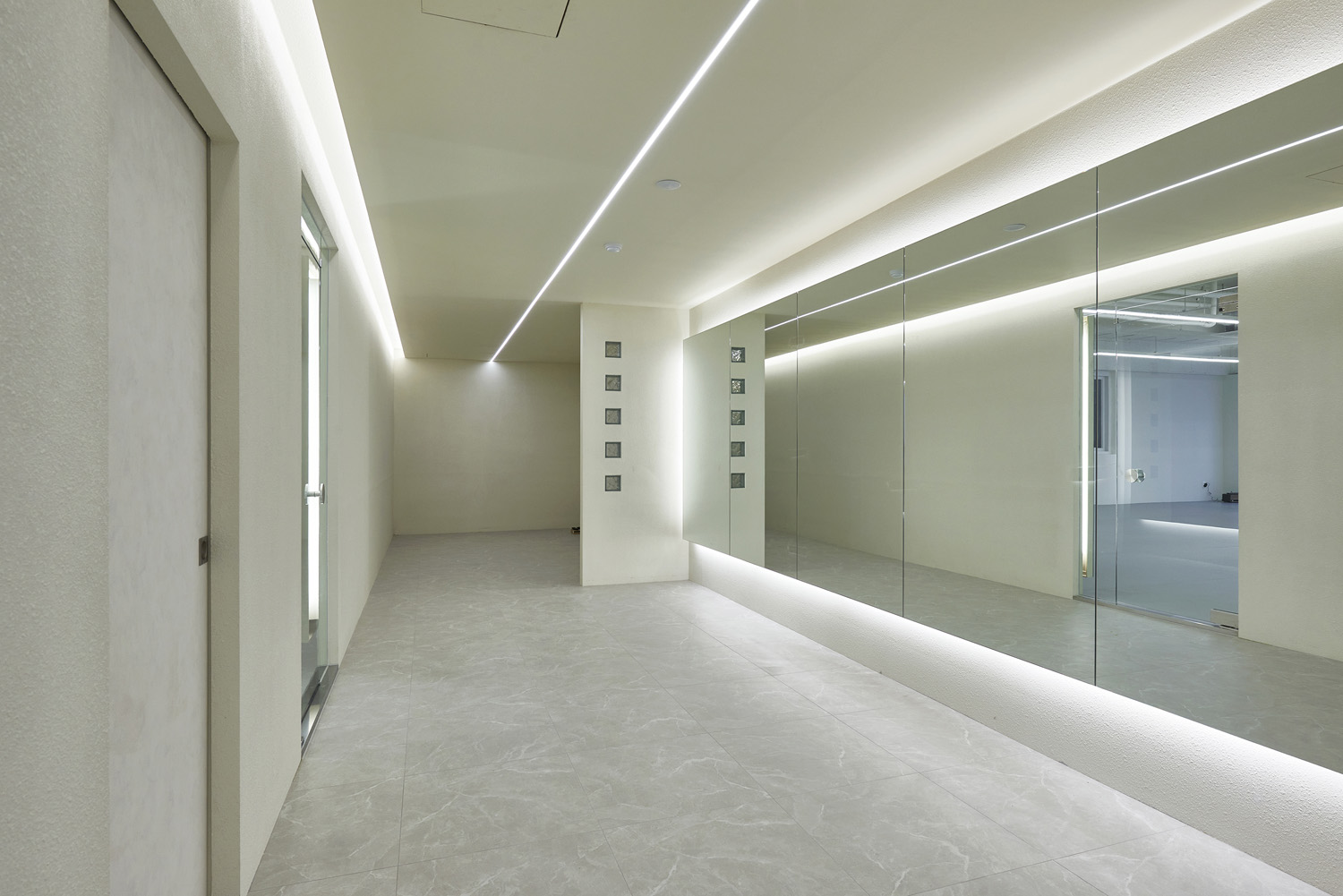 白色典雅，140 平米办公室与公寓的精致设计-27