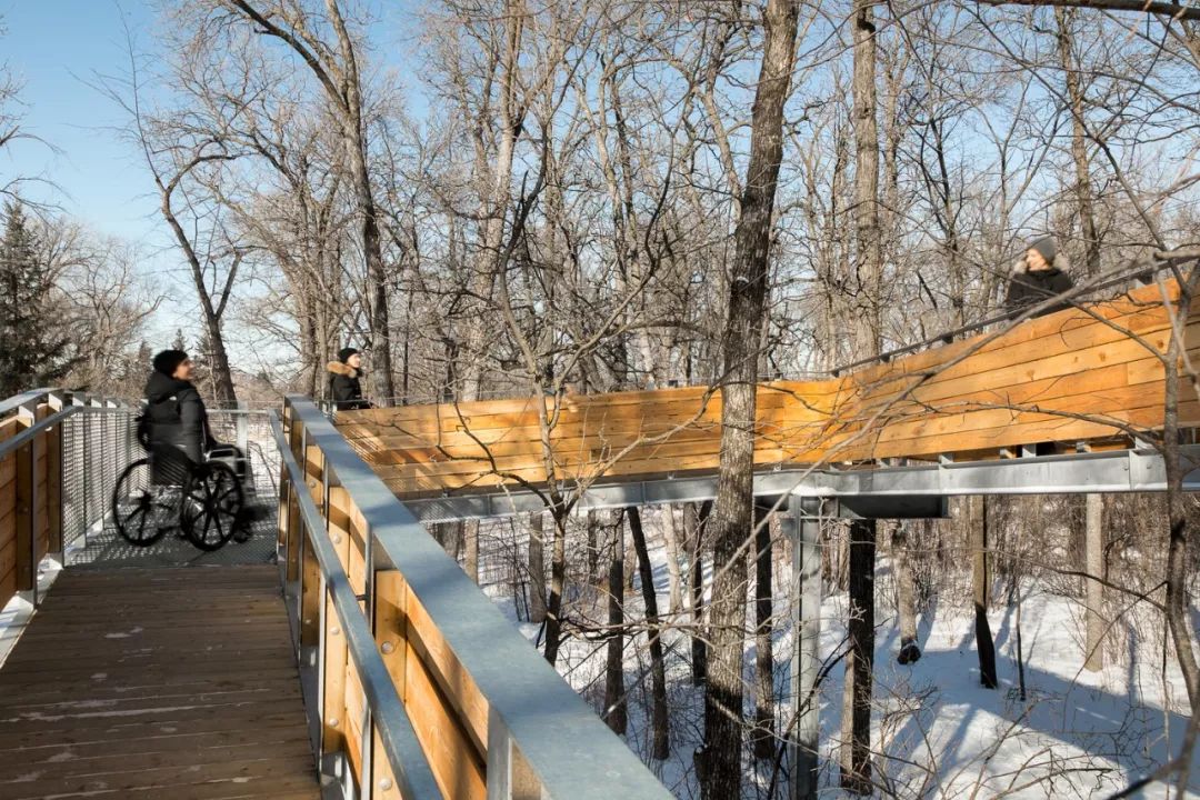 城市公园的雪橇滑梯-3