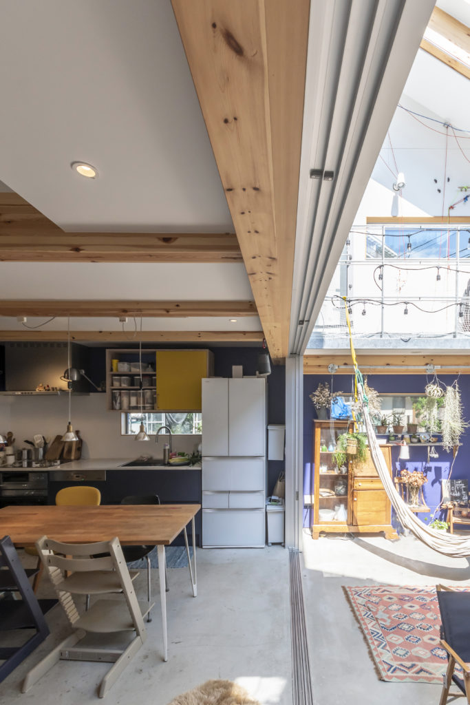 漫画の世界にも通ずる住空間リビングが外にあって、直接空を望める家で暮らす | Outdoor | 100%LiFE-14