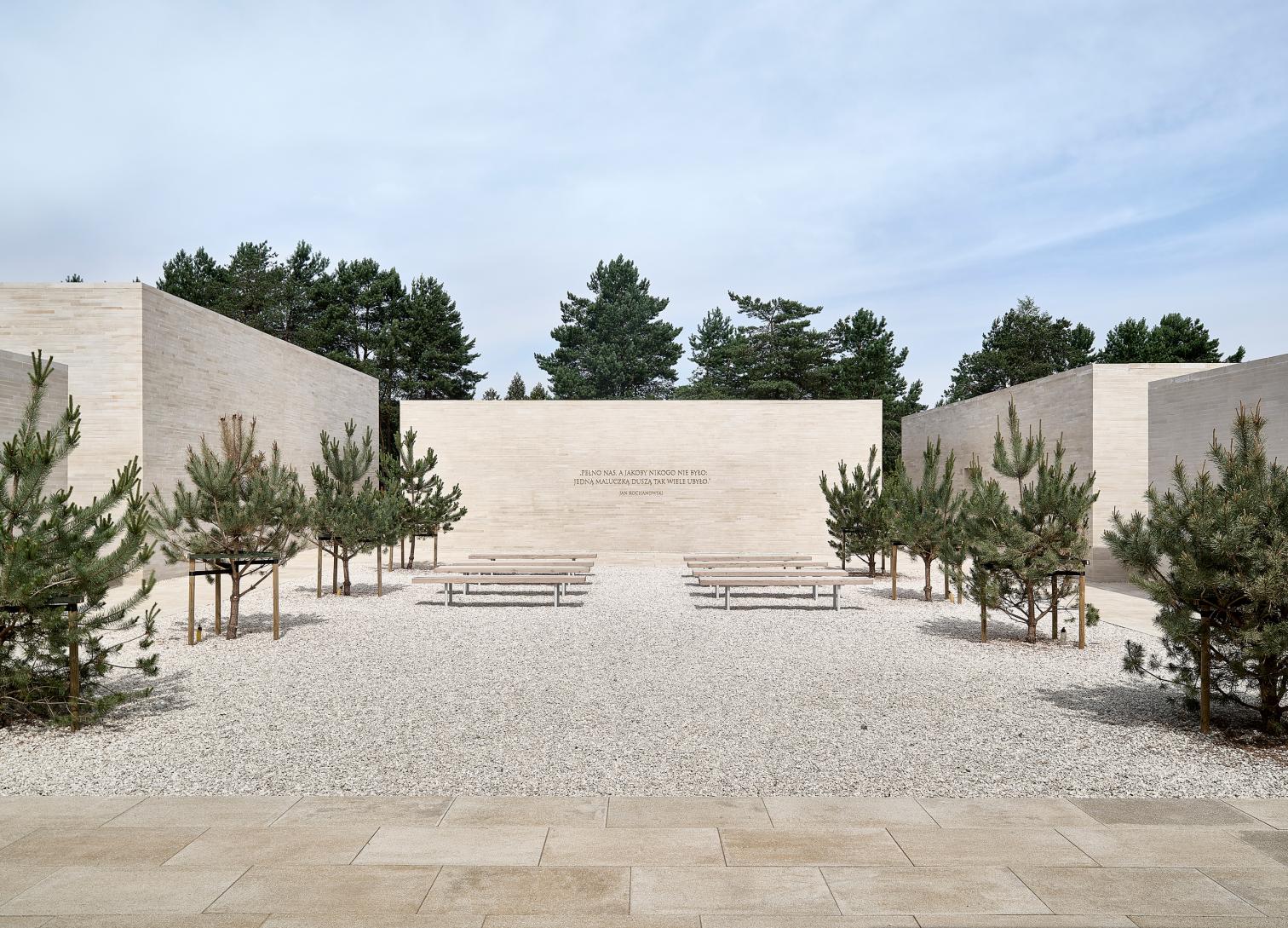 Complejo de columbarios en el cementerio municipal de Radom-18