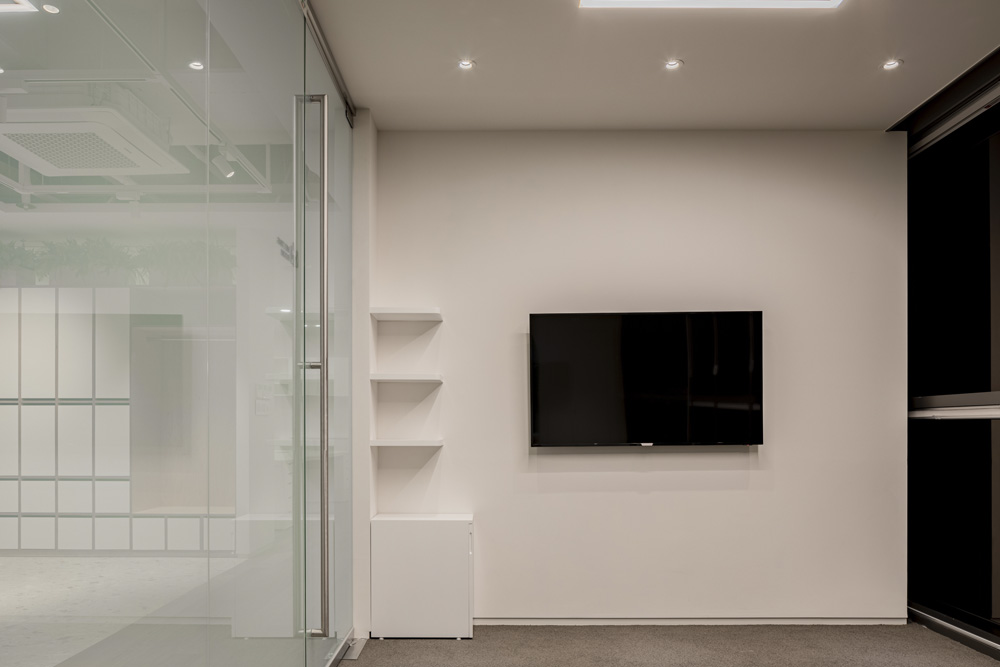 白色与木质的优雅融合 | 53 度商务办公室设计-17