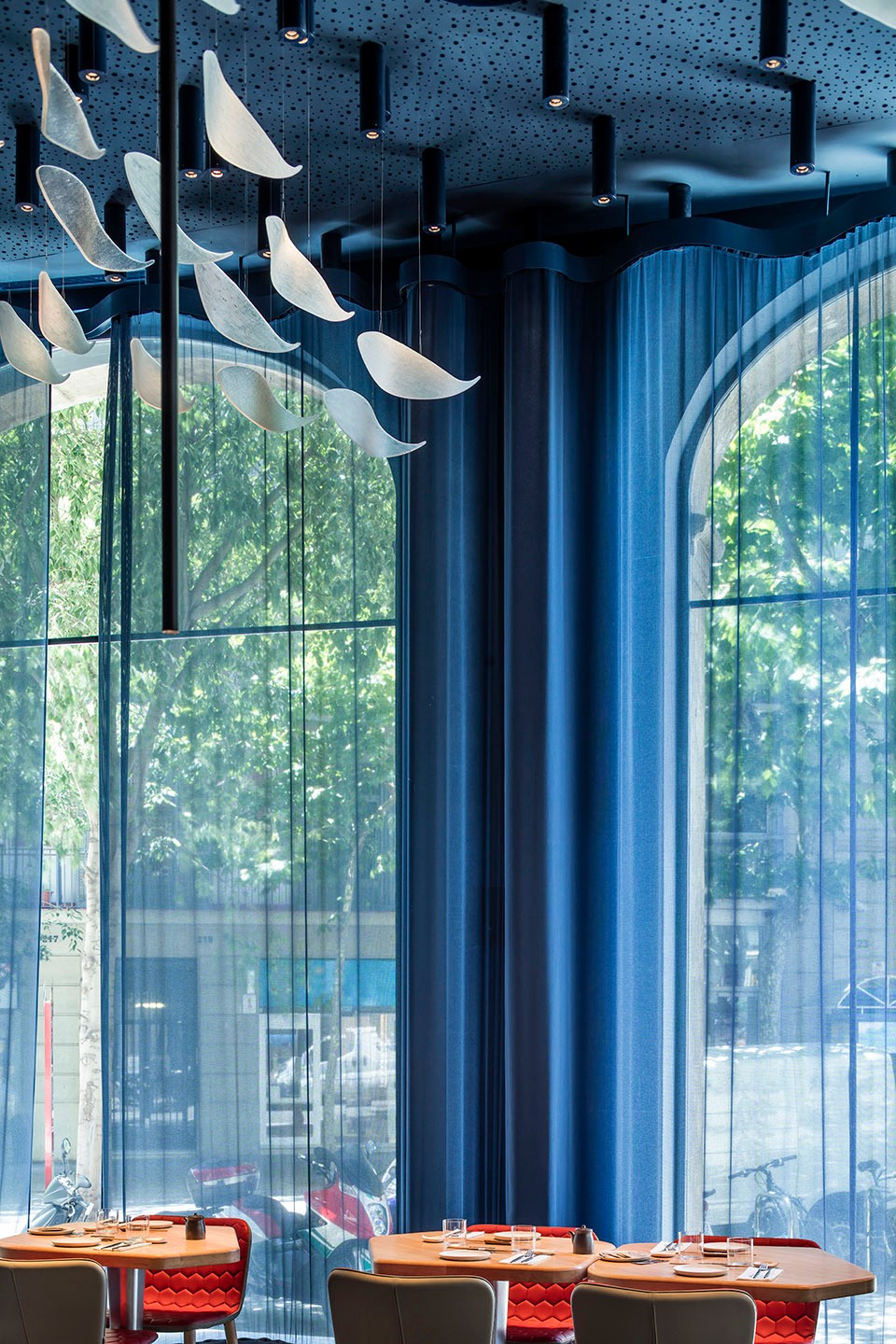 悉尼“碧波粼粼”的温暖餐饮空间-9