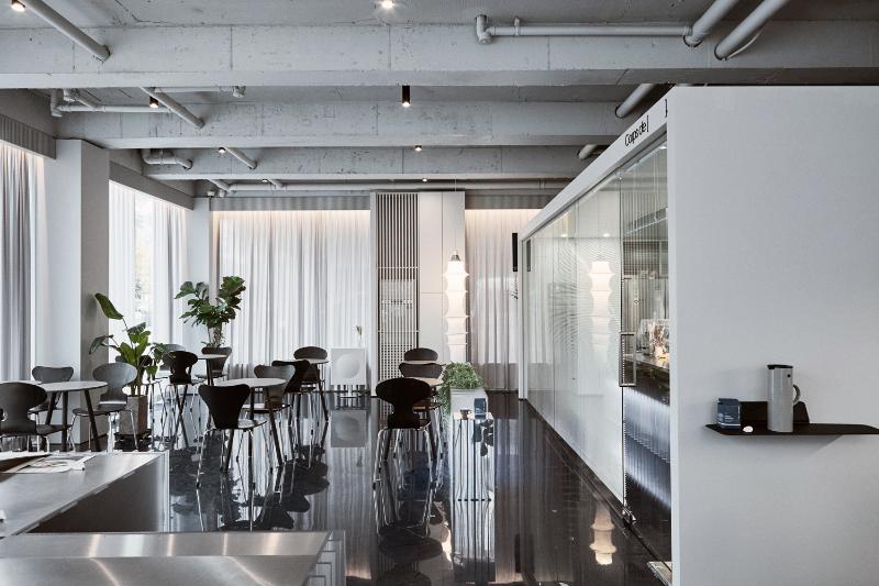 白色调现代咖啡馆，极简风格中的点睛之笔-3