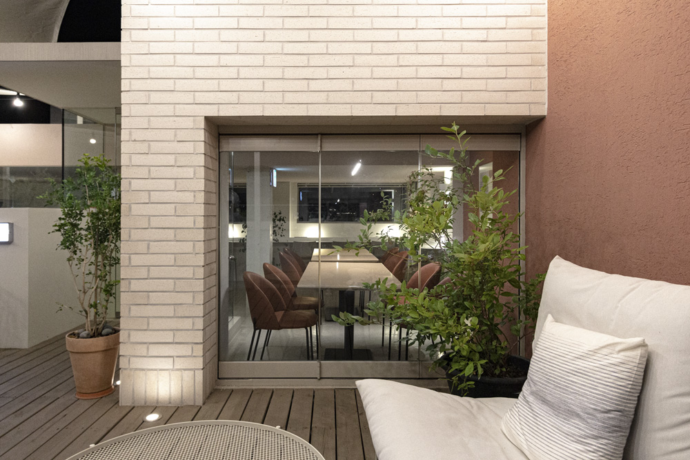 首尔通洞酒店咖啡厅 | 色彩点睛的现代概念空间-21