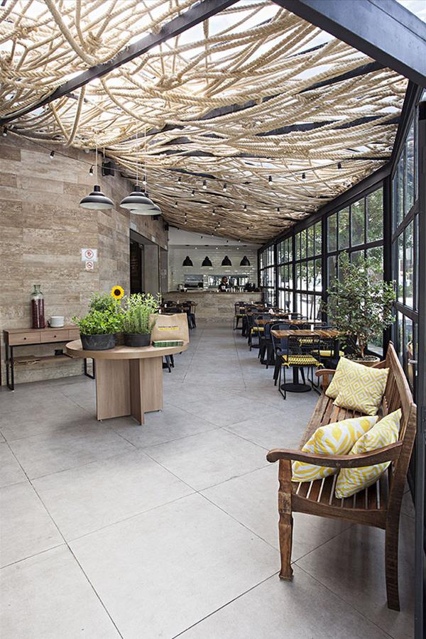 巴西 Empório Frutaria · 工业风自然美食市场设计-8