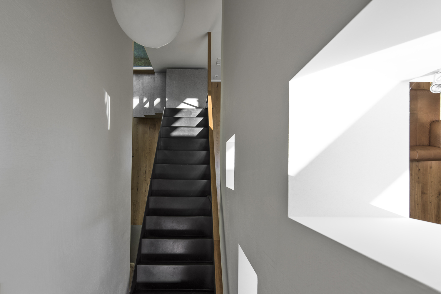 松树林中的现代住宅-40