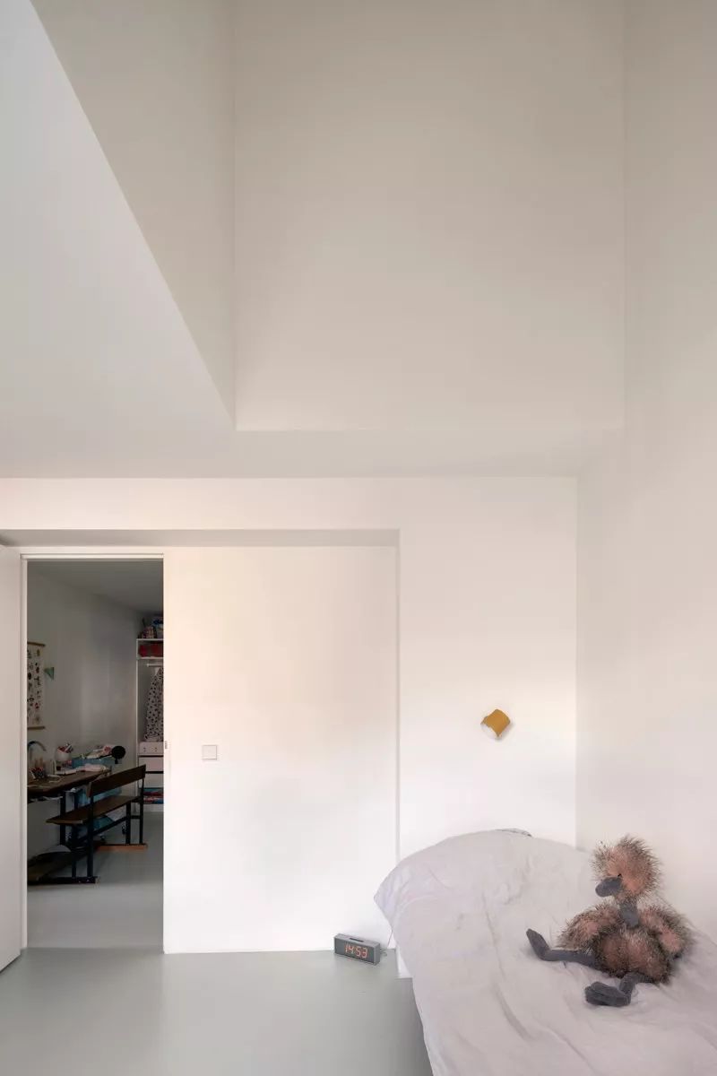 悬浮楼梯+吸引天花，给人最纯净感受的 LOFT 设计-56