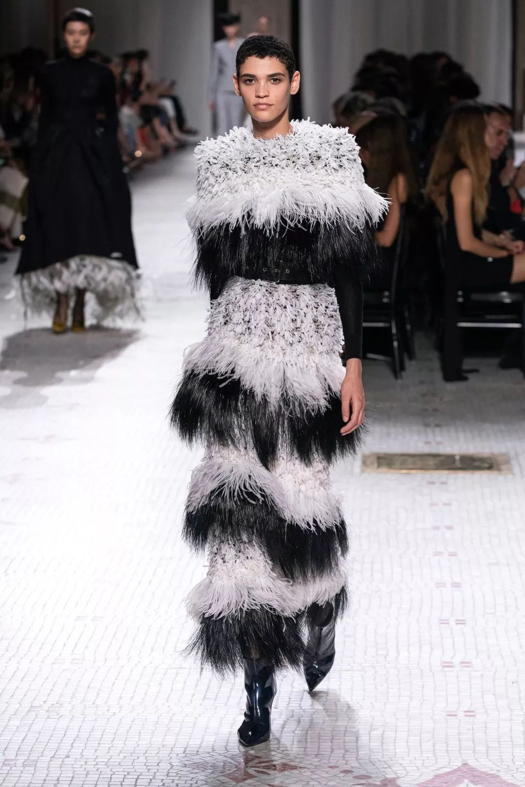 激进贵族的硬核高订 | Givenchy 2019 秋冬高级定制系列-73