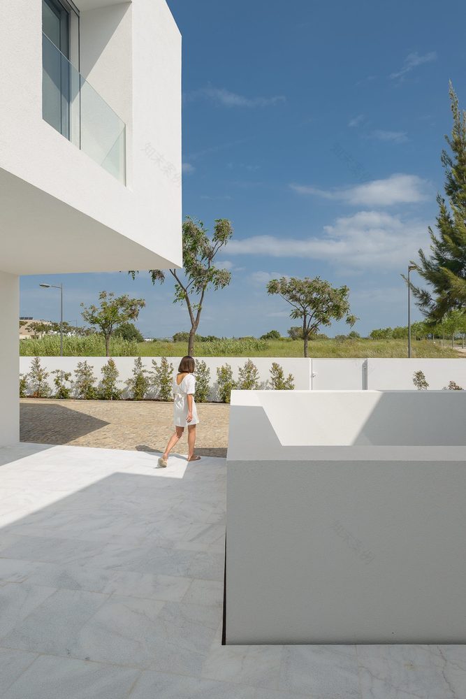 Between Two White Walls Corpo Atelier-28