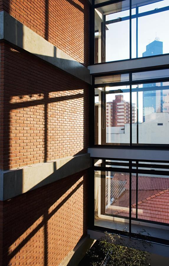 巴西圣阿德莱德建筑 | 经济、节能且美观的混合用途设计-7