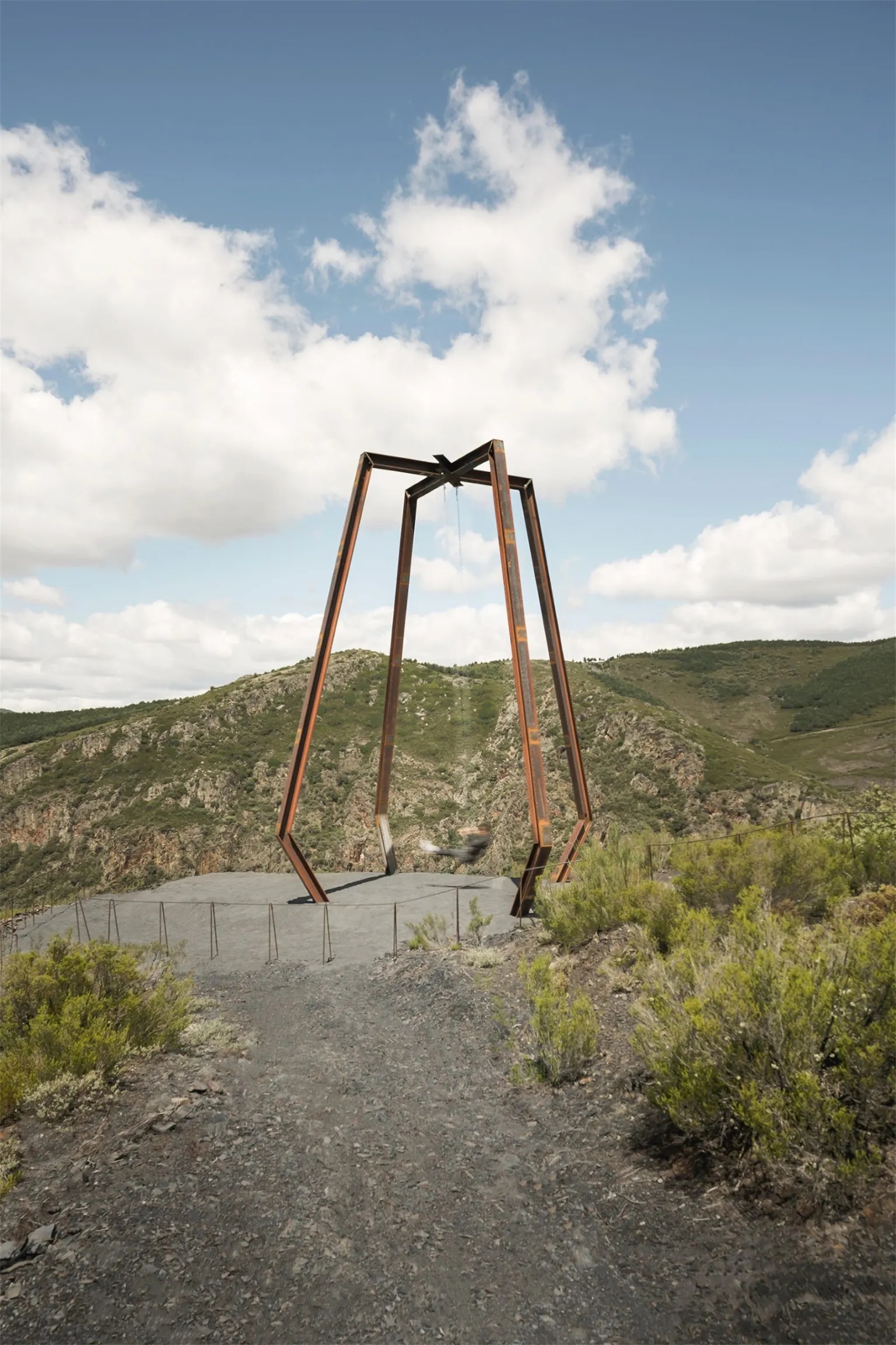 西班牙高山上的秋千-8