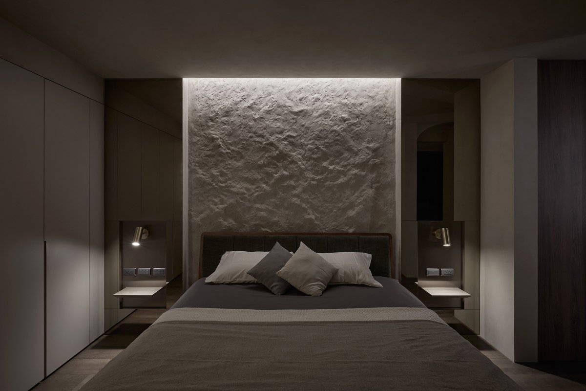 「最深的寧靜來自空無的頓悟」以光重構家居感官深度，安然庇護人們思緒和情感寄託的複層居宅 — Hey!Cheese-18