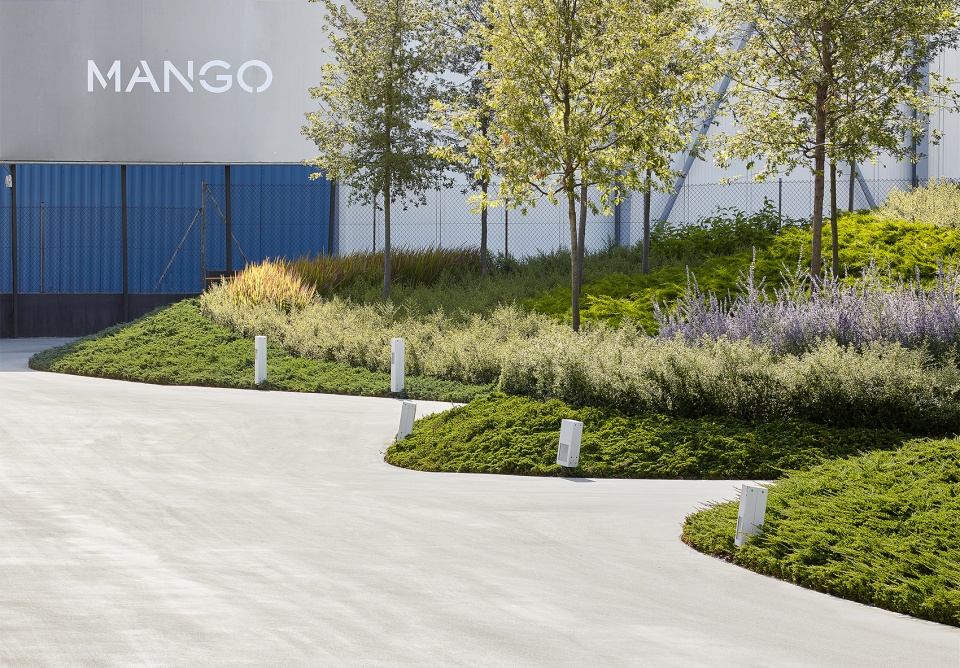 绿意盎然的多功能景观空间——MANGO 设计中心巴塞罗那景观项目-21