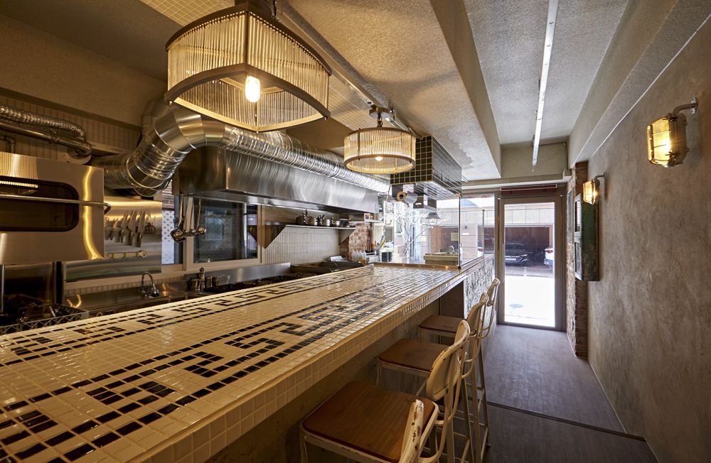 "现代简约餐厅设计 - 8 平米小空间的完美利用"-7