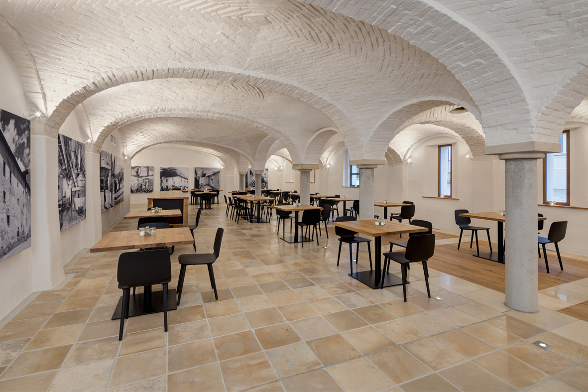 废弃酒厂重生,酒店设计演绎复古工业风-1